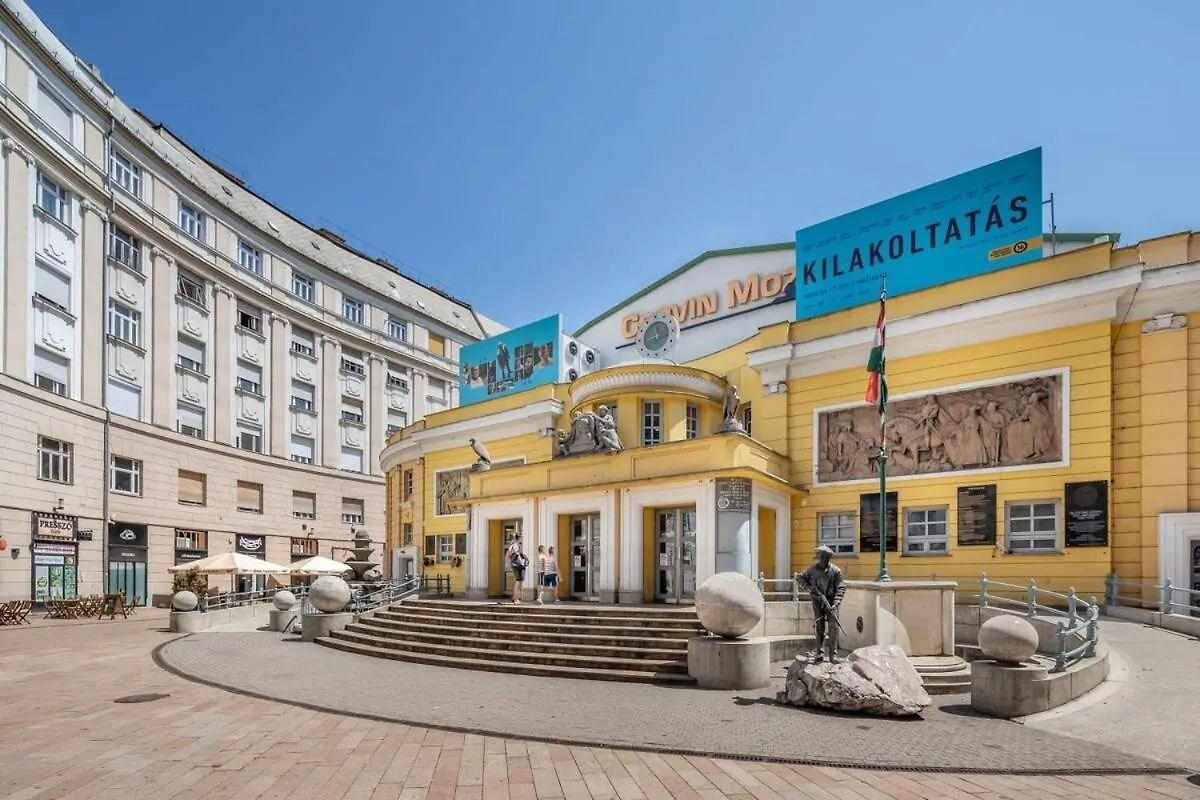 Historic Grace, Classical Apartment At Corvin Budapest Hungary