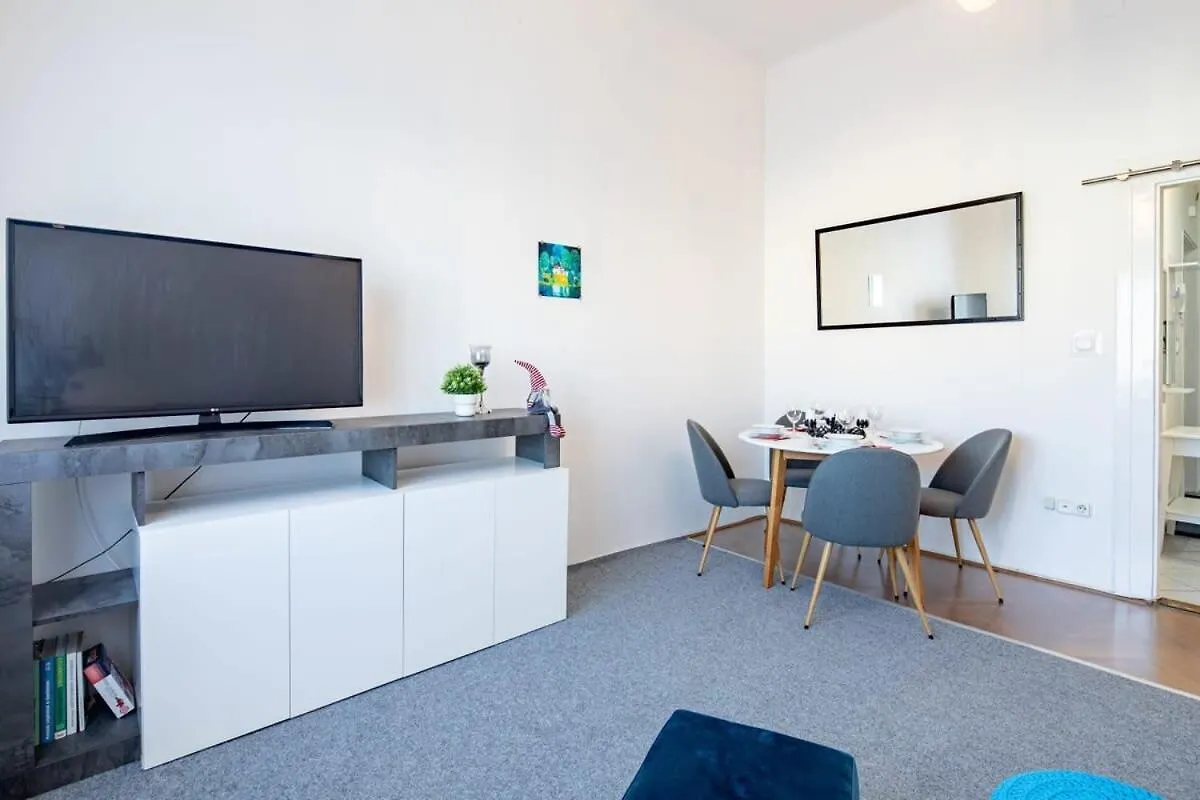 Historic Grace, Classical Apartment At Corvin Budapest