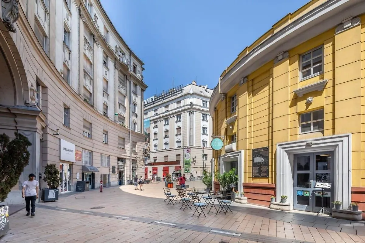 Historic Grace, Classical Apartment At Corvin location