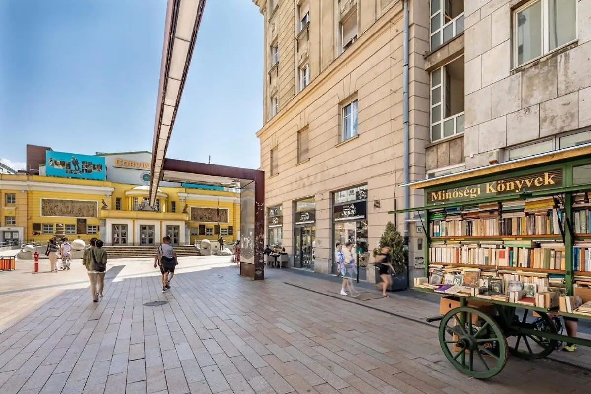 Historic Grace, Classical Apartment At Corvin Budapest Hungary